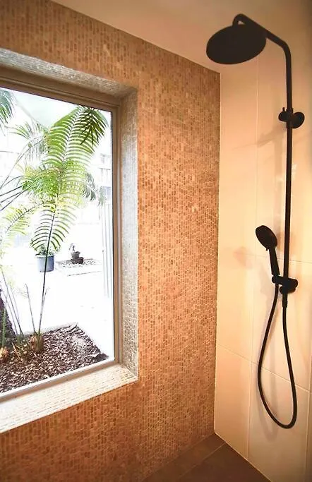 Pet Friendly St Johns Apartment 3 Bed 2 Bath 2 Carpark Brisbane Cbd 0*,  Australia