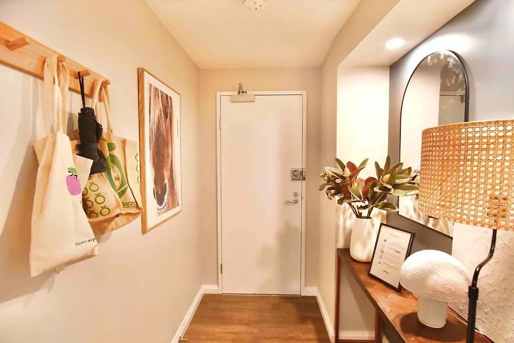 Pet Friendly St Johns Apartment 3 Bed 2 Bath 2 Carpark Brisbane Cbd 0*,  Australia